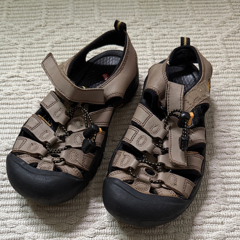 B15 Keen Kids 4 Tan and Black Adventure Velcro Open Sandals